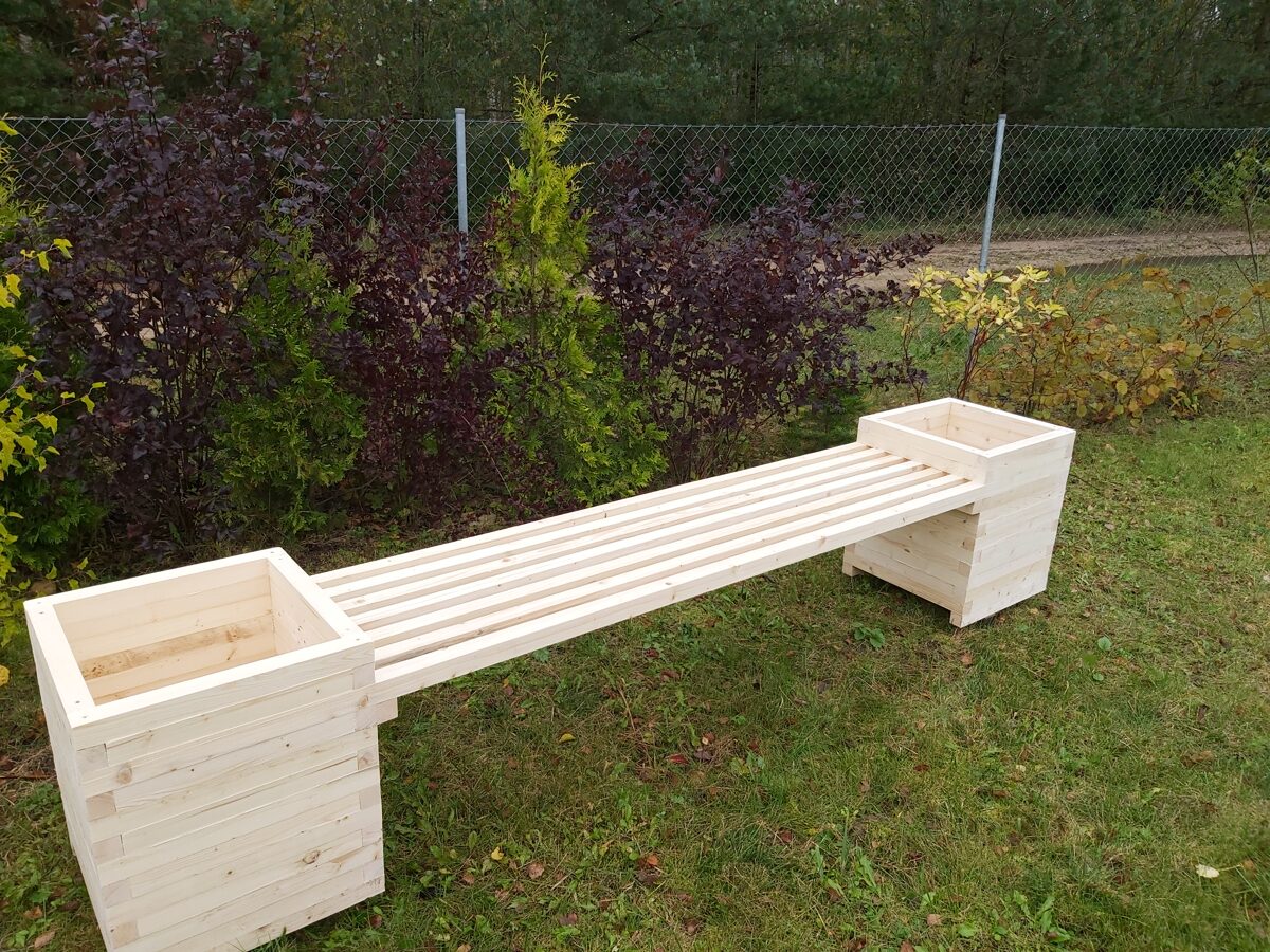 Bank mit Blumenkästen – Garten Dream
